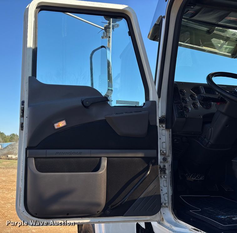 image for item ET7343 2012 Mack CHU613 semi truck