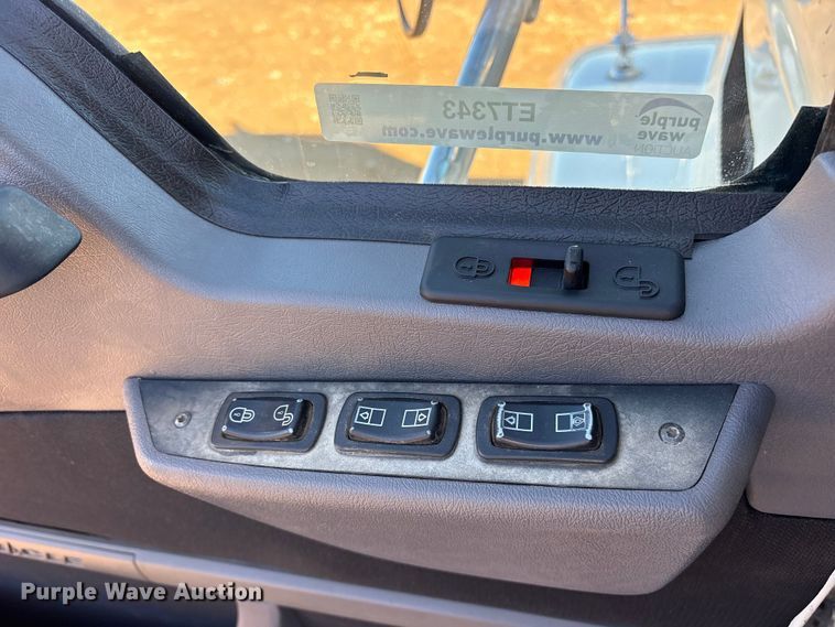 image for item ET7343 2012 Mack CHU613 semi truck