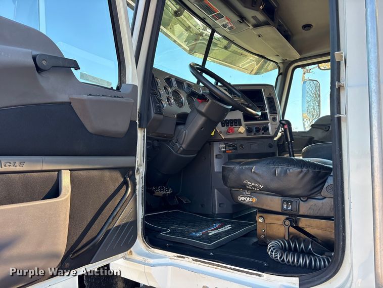 image for item ET7343 2012 Mack CHU613 semi truck