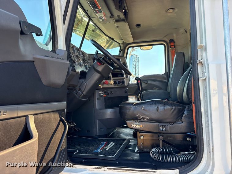 image for item ET7343 2012 Mack CHU613 semi truck