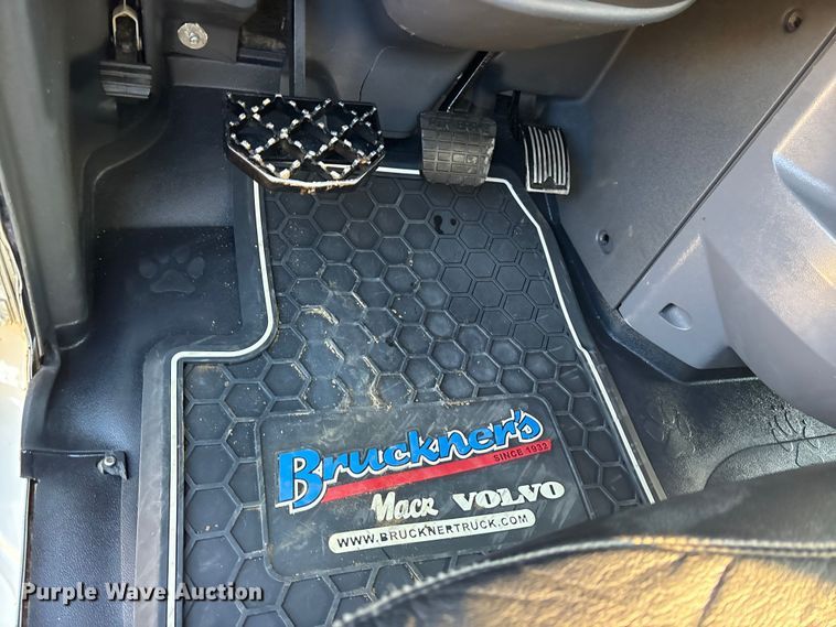 image for item ET7343 2012 Mack CHU613 semi truck