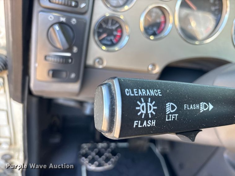 image for item ET7343 2012 Mack CHU613 semi truck