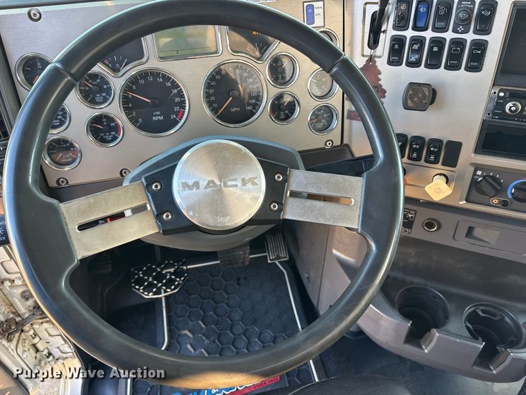 image for item ET7343 2012 Mack CHU613 semi truck