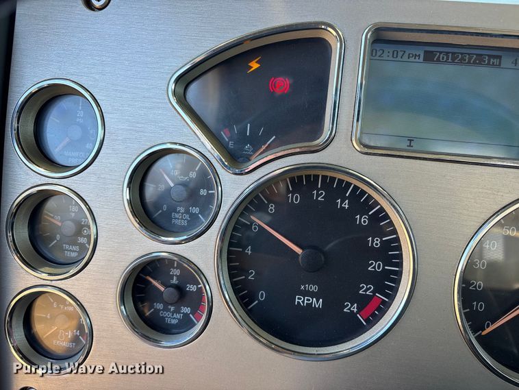 image for item ET7343 2012 Mack CHU613 semi truck