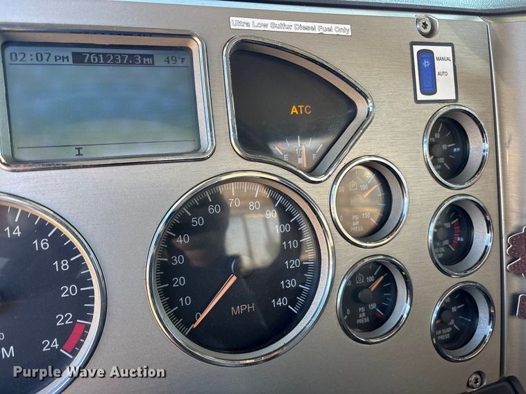 image for item ET7343 2012 Mack CHU613 semi truck