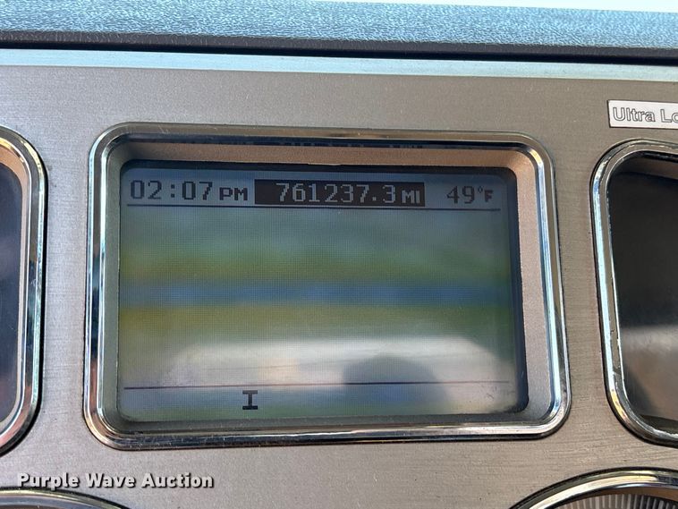 image for item ET7343 2012 Mack CHU613 semi truck