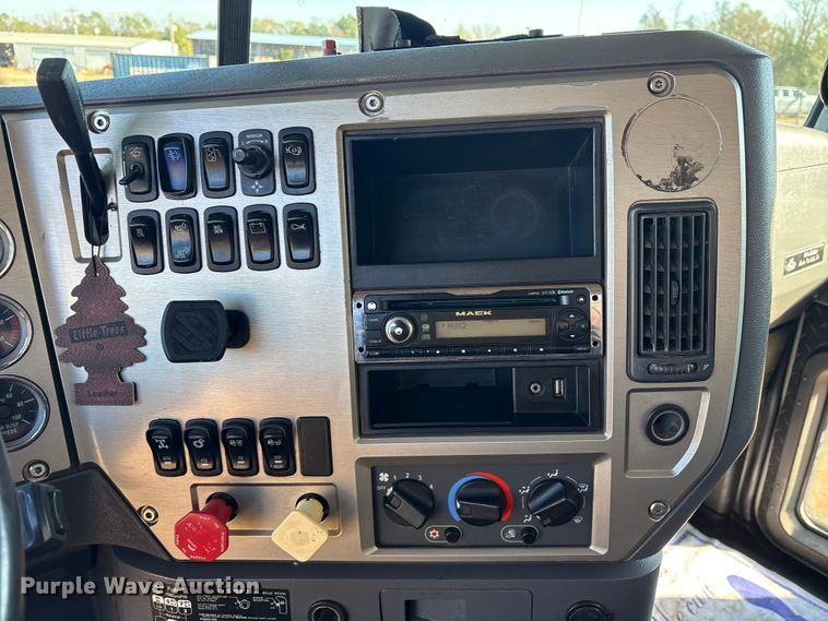 image for item ET7343 2012 Mack CHU613 semi truck