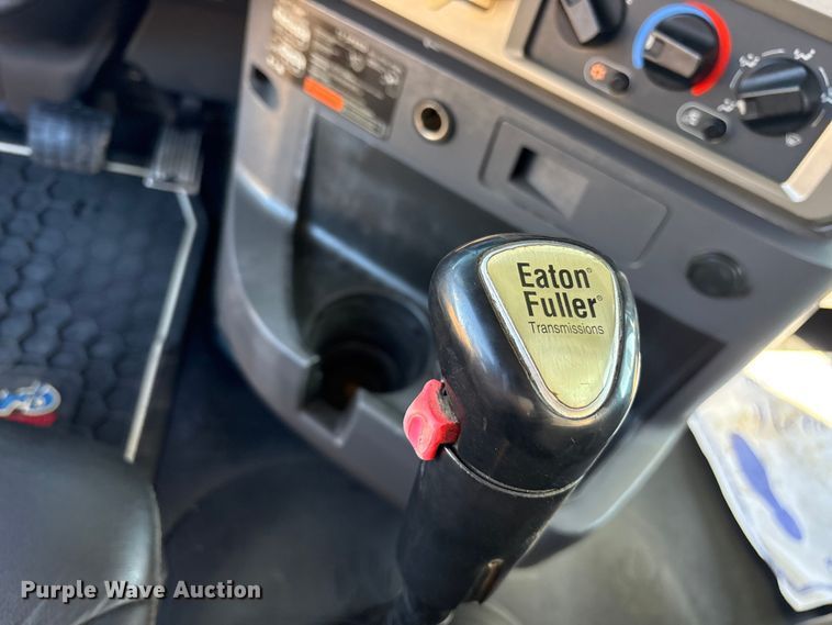 image for item ET7343 2012 Mack CHU613 semi truck