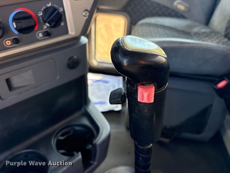 image for item ET7343 2012 Mack CHU613 semi truck