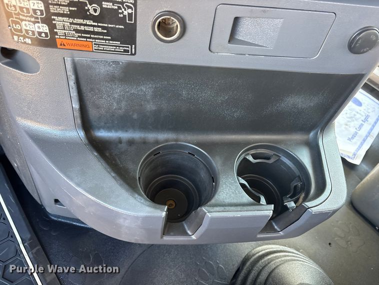 image for item ET7343 2012 Mack CHU613 semi truck