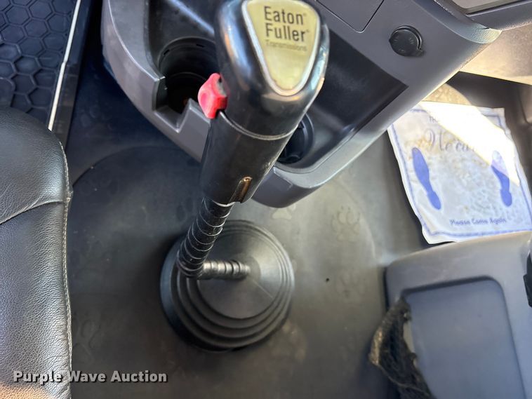 image for item ET7343 2012 Mack CHU613 semi truck