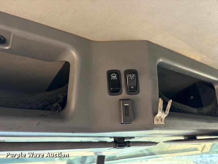 image for item ET7343 2012 Mack CHU613 semi truck