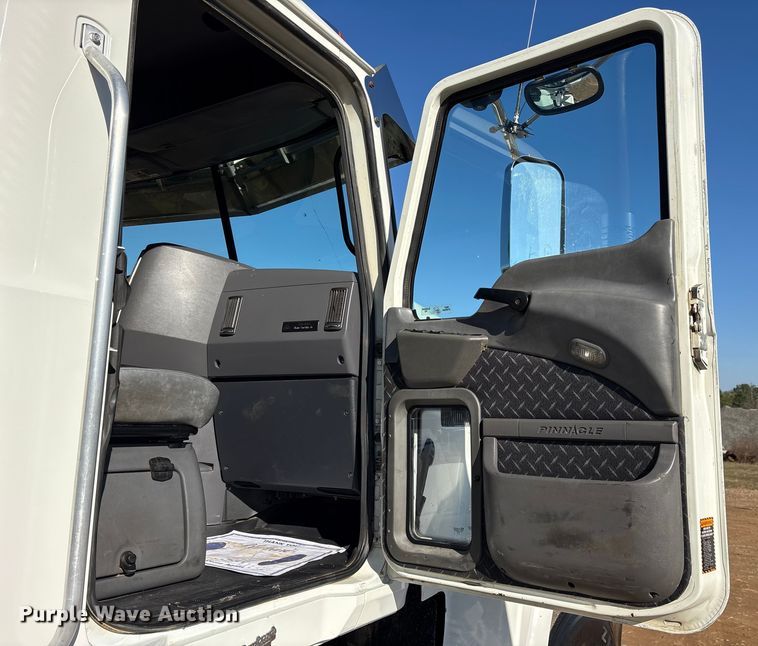 image for item ET7343 2012 Mack CHU613 semi truck