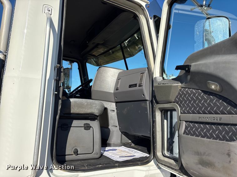 image for item ET7343 2012 Mack CHU613 semi truck