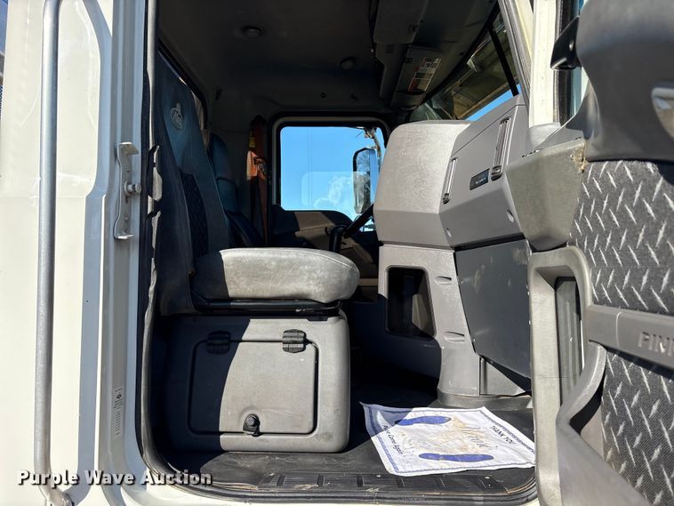 image for item ET7343 2012 Mack CHU613 semi truck