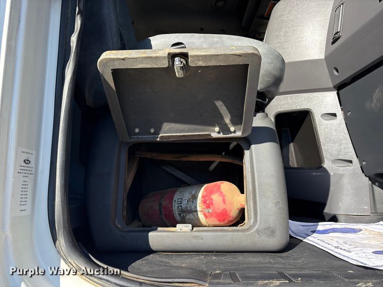 image for item ET7343 2012 Mack CHU613 semi truck