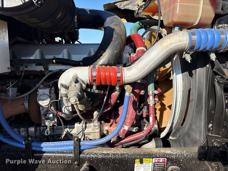 image for item ET7343 2012 Mack CHU613 semi truck