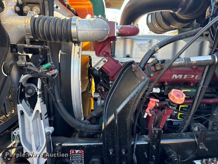 image for item ET7343 2012 Mack CHU613 semi truck