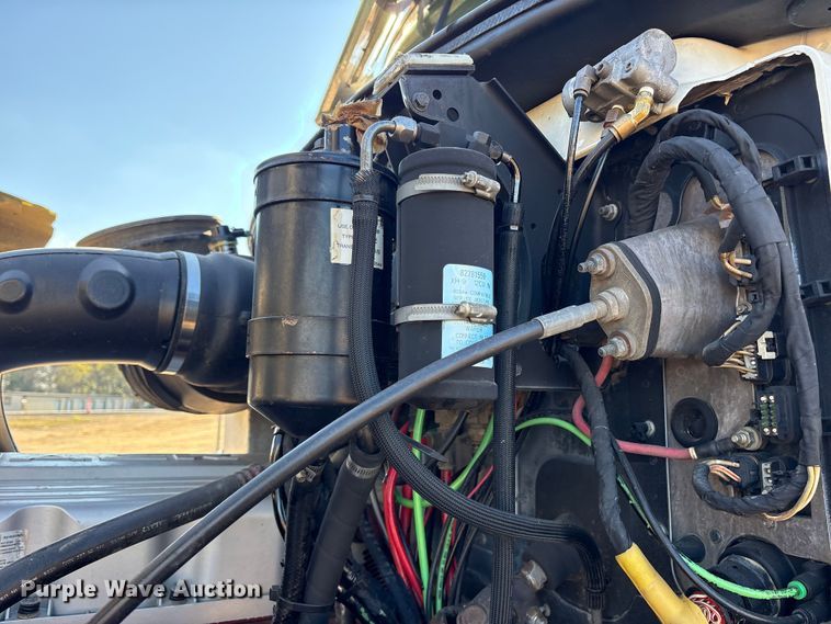 image for item ET7343 2012 Mack CHU613 semi truck