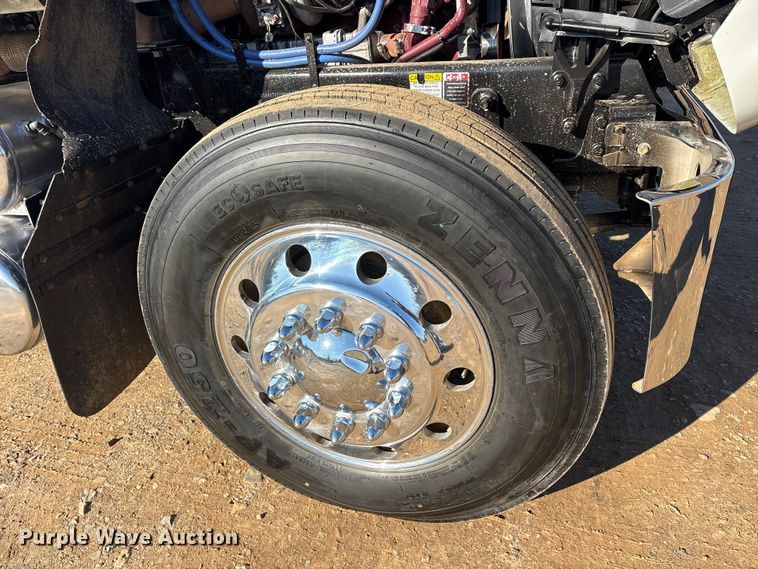 image for item ET7343 2012 Mack CHU613 semi truck