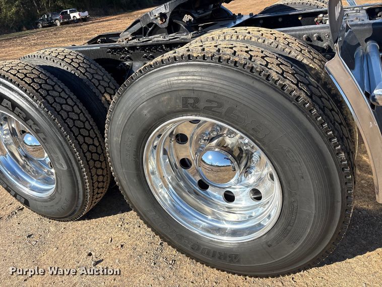 image for item ET7343 2012 Mack CHU613 semi truck