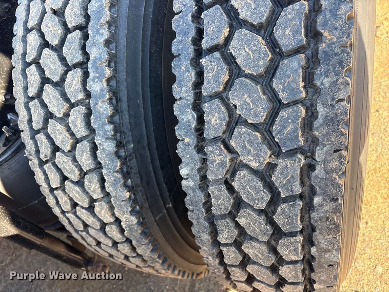 image for item ET7343 2012 Mack CHU613 semi truck