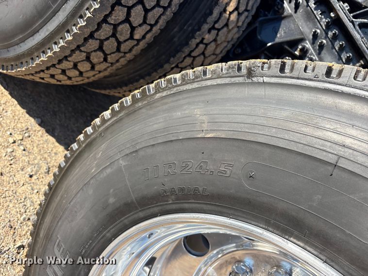 image for item ET7343 2012 Mack CHU613 semi truck