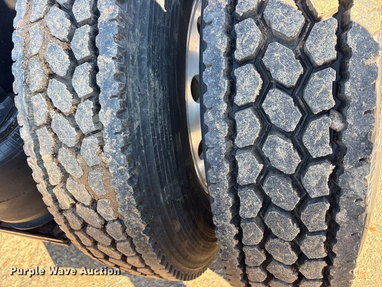 image for item ET7343 2012 Mack CHU613 semi truck