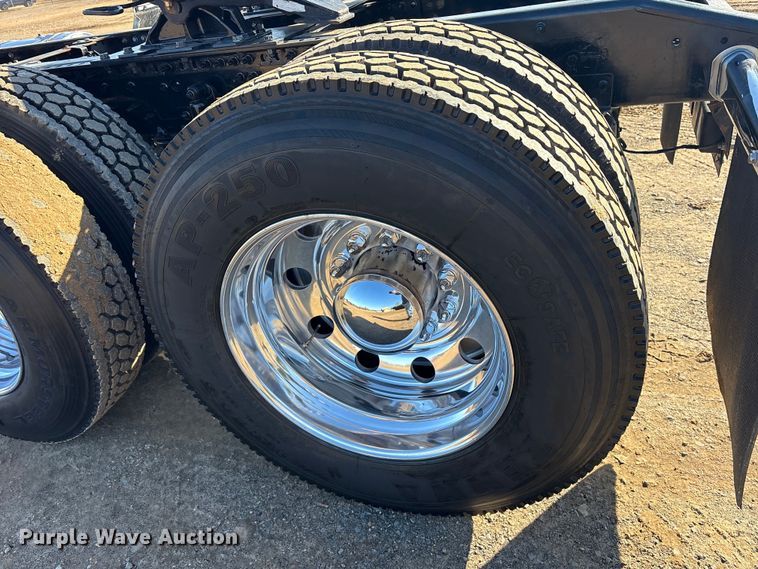 image for item ET7343 2012 Mack CHU613 semi truck