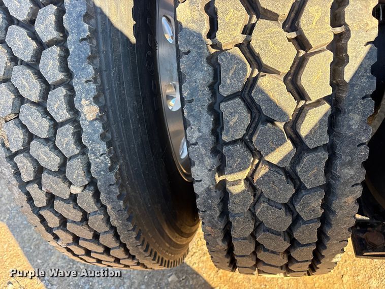 image for item ET7343 2012 Mack CHU613 semi truck