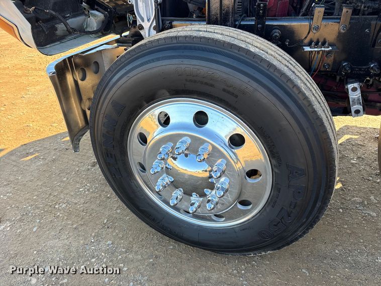 image for item ET7343 2012 Mack CHU613 semi truck