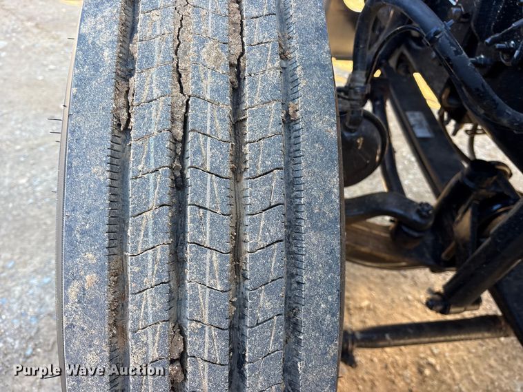 image for item ET7343 2012 Mack CHU613 semi truck