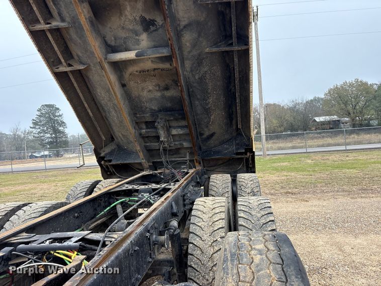 image for item ET7346 2006 Freightliner M2 Business Class dump truck