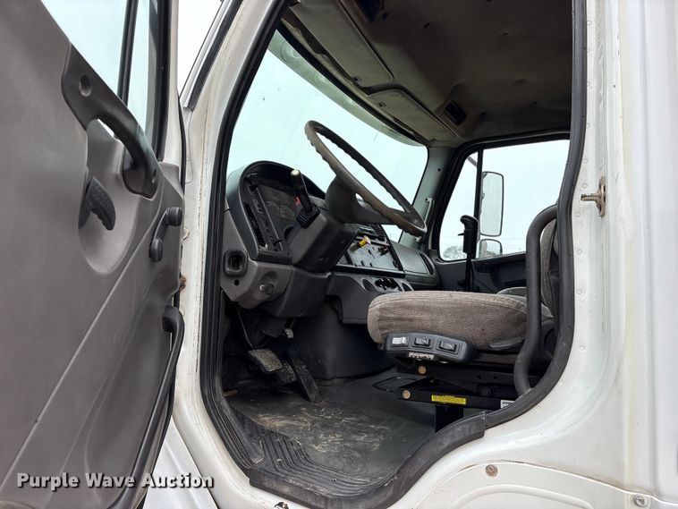 image for item ET7346 2006 Freightliner M2 Business Class dump truck