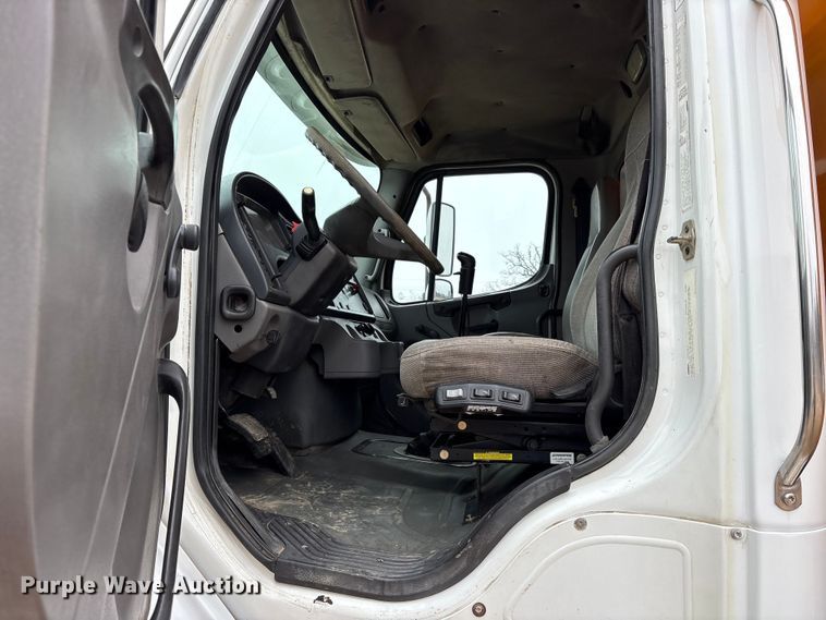 image for item ET7346 2006 Freightliner M2 Business Class dump truck