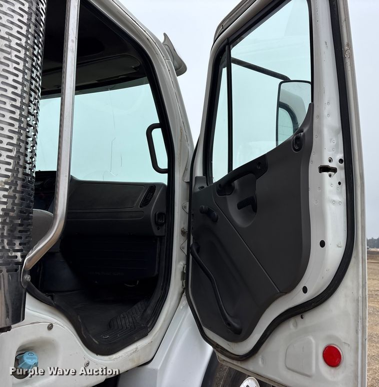 image for item ET7346 2006 Freightliner M2 Business Class dump truck