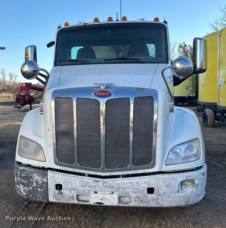 image for item EU6496 2015 Peterbilt 579 semi truck