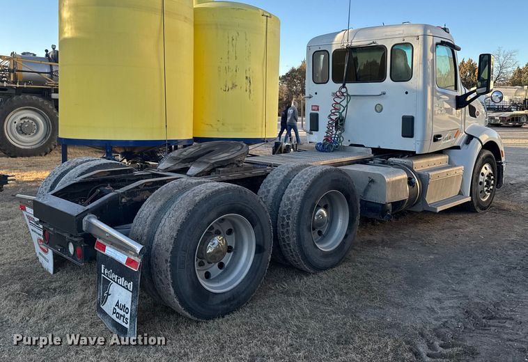 image for item EU6496 2015 Peterbilt 579 semi truck