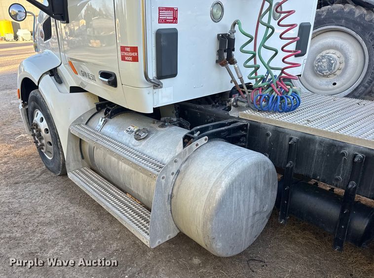 image for item EU6496 2015 Peterbilt 579 semi truck