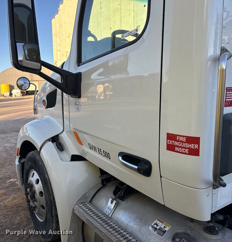 image for item EU6496 2015 Peterbilt 579 semi truck