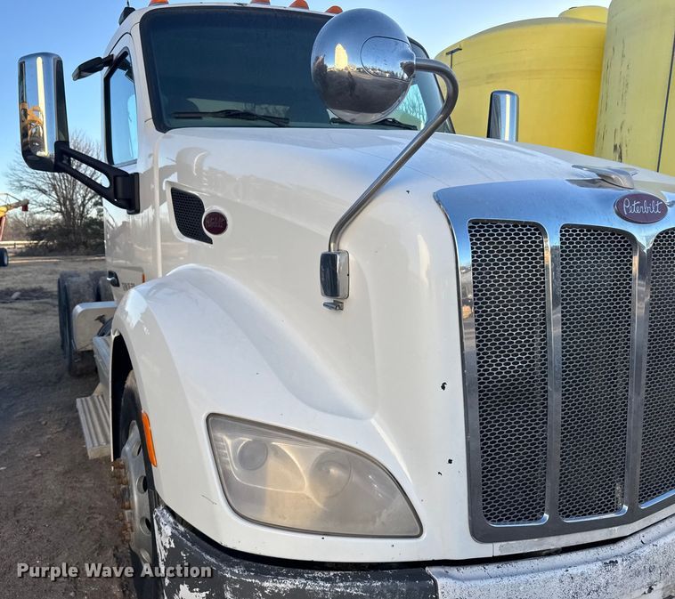 image for item EU6496 2015 Peterbilt 579 semi truck