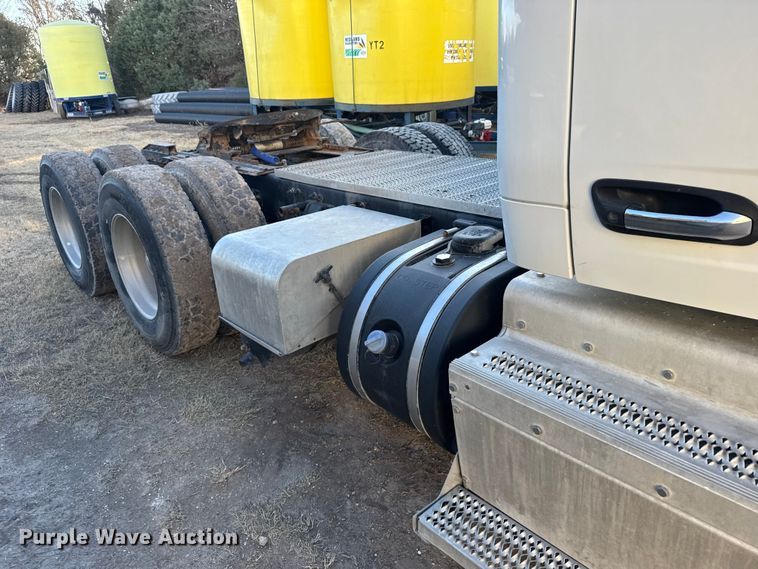 image for item EU6496 2015 Peterbilt 579 semi truck