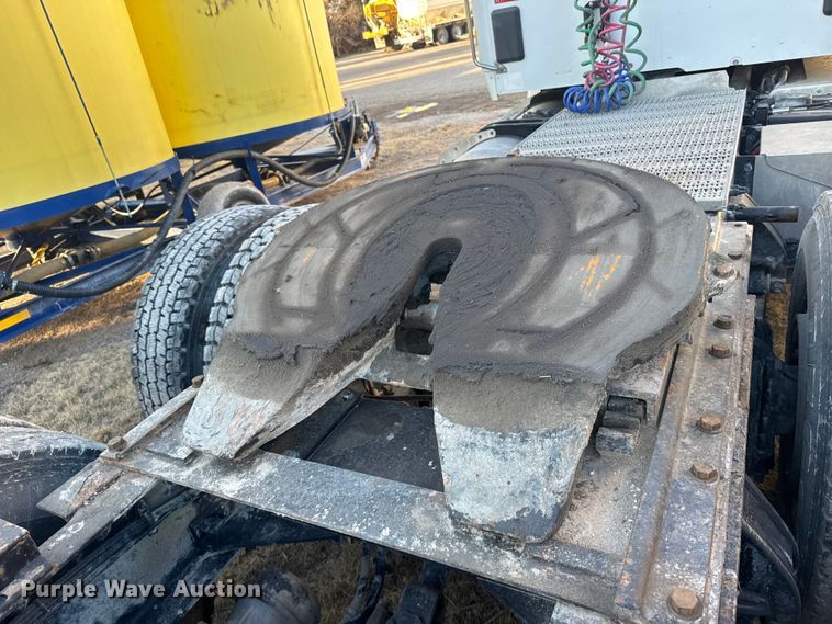 image for item EU6496 2015 Peterbilt 579 semi truck