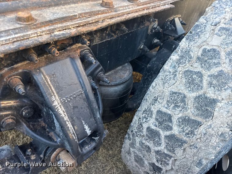 image for item EU6496 2015 Peterbilt 579 semi truck