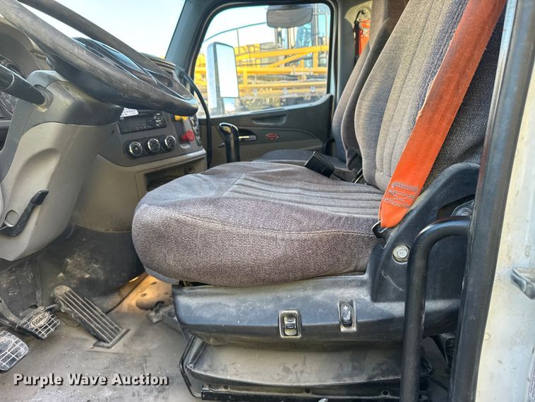 image for item EU6496 2015 Peterbilt 579 semi truck