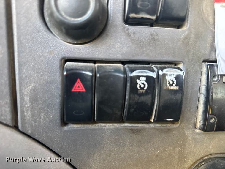 image for item EU6496 2015 Peterbilt 579 semi truck