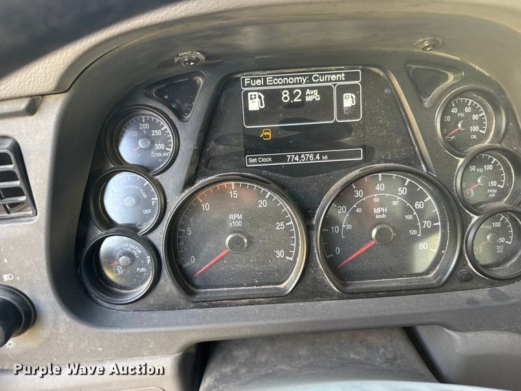 image for item EU6496 2015 Peterbilt 579 semi truck