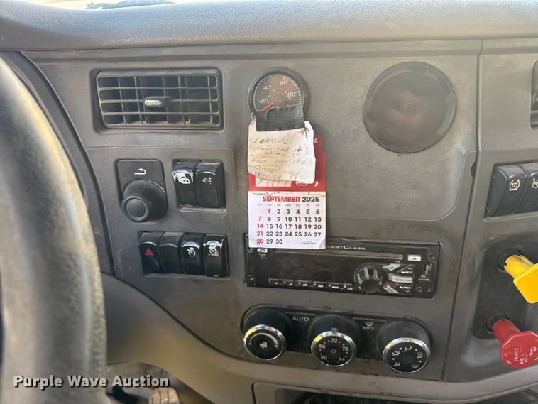 image for item EU6496 2015 Peterbilt 579 semi truck