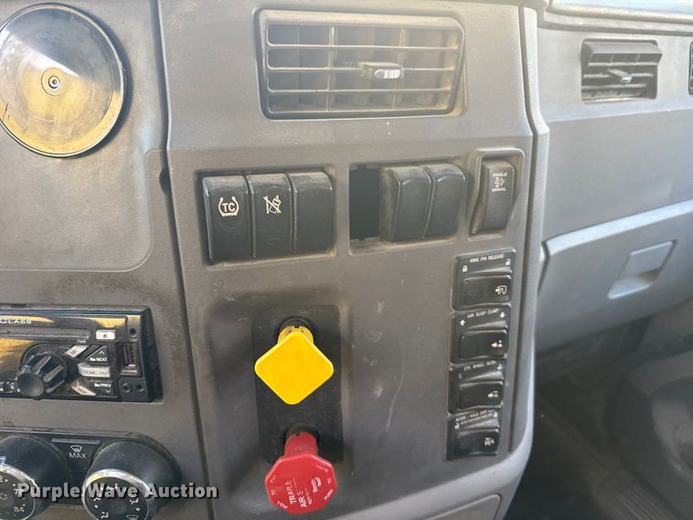 image for item EU6496 2015 Peterbilt 579 semi truck