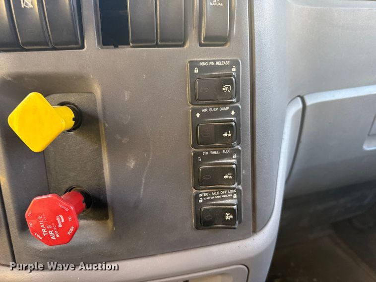 image for item EU6496 2015 Peterbilt 579 semi truck